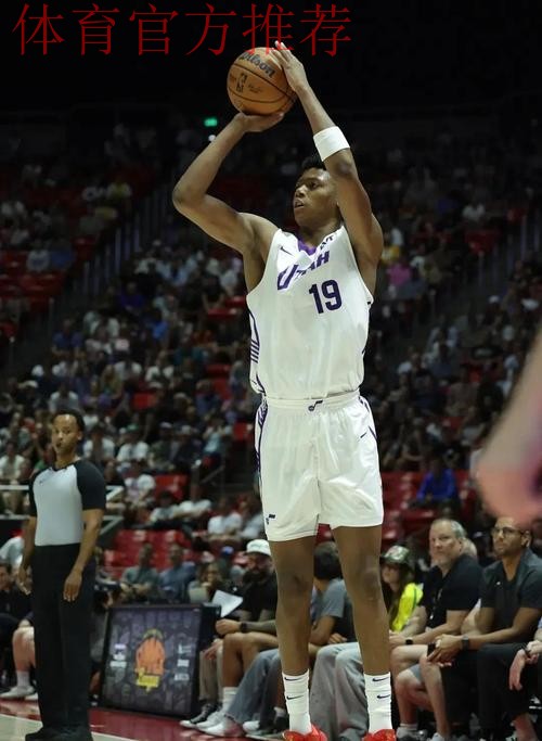埃斯-贝利全场投篮9中3，三分4中1得到7分2篮板3助攻